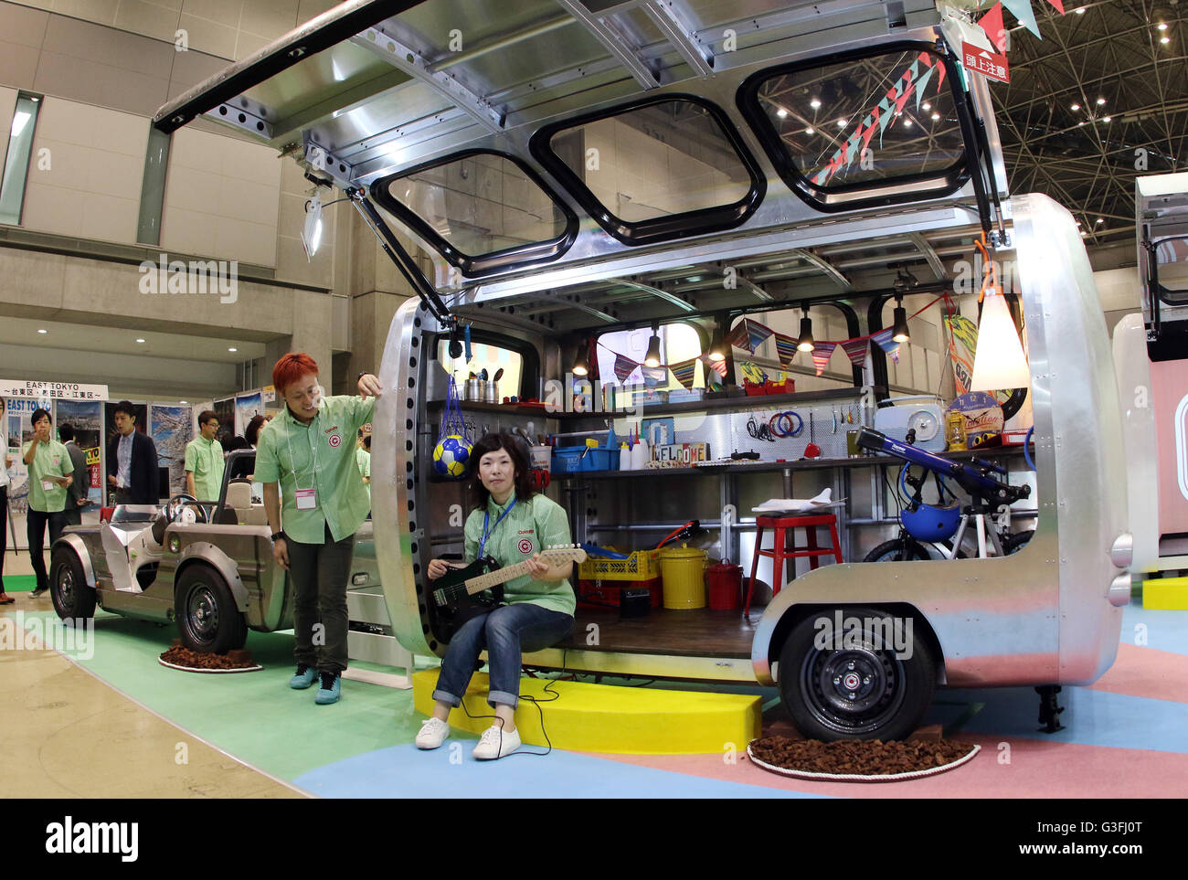 Tokyo, Giappone. Decimo Giugno, 2016. In Giappone il gigante auto Toyota Motor visualizza un modello concettuale di un rimorchio per i bambini "capsula Camatte', che può essere customeized per i bambini e i loro genitori come Toyota esibivano vari tipi di Camatte concetto di veicoli per bambini presso l annuale Tokyo Toy Show di Tokyo il Venerdì, 10 giugno 2016. Alcuni 160.000 persone si aspettano di visitare la quattro giorni di toy trade show. © Yoshio Tsunoda/AFLO/Alamy Live News Foto Stock