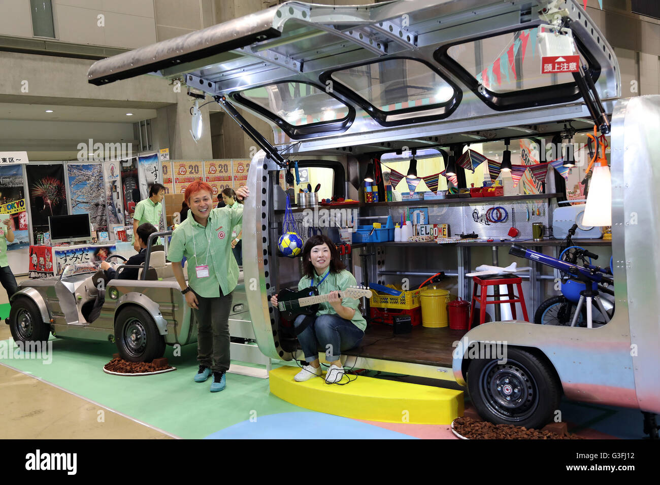 Tokyo, Giappone. Decimo Giugno, 2016. In Giappone il gigante auto Toyota Motor visualizza un modello concettuale di un rimorchio per i bambini "capsula Camatte', che può essere customeized per i bambini e i loro genitori come Toyota esibivano vari tipi di Camatte concetto di veicoli per bambini presso l annuale Tokyo Toy Show di Tokyo il Venerdì, 10 giugno 2016. Alcuni 160.000 persone si aspettano di visitare la quattro giorni di toy trade show. © Yoshio Tsunoda/AFLO/Alamy Live News Foto Stock