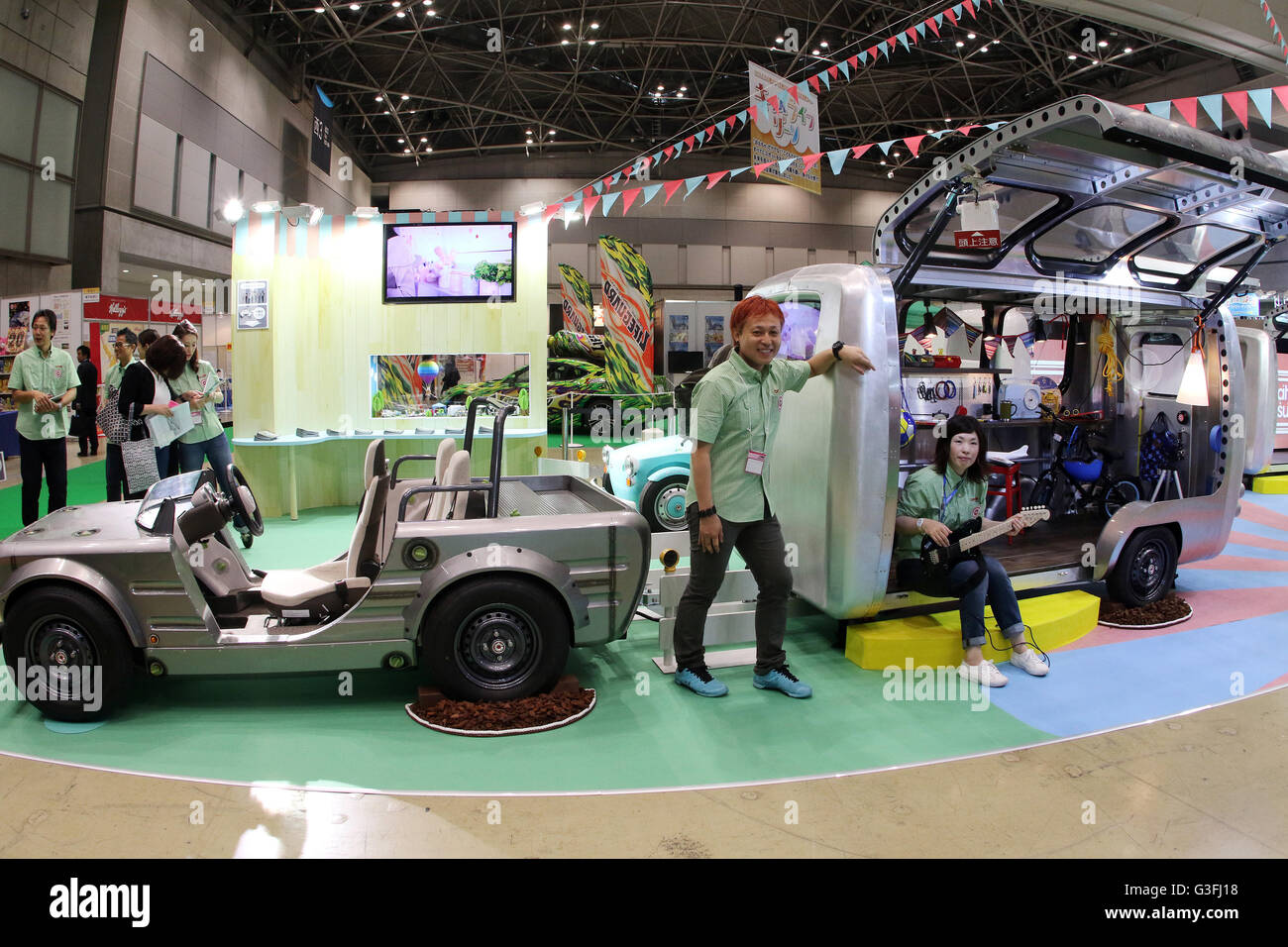 Tokyo, Giappone. Decimo Giugno, 2016. In Giappone il gigante auto Toyota Motor visualizza un modello concettuale di un rimorchio per i bambini "capsula Camatte', che può essere customeized per i bambini e i loro genitori come Toyota esibivano vari tipi di Camatte concetto di veicoli per bambini presso l annuale Tokyo Toy Show di Tokyo il Venerdì, 10 giugno 2016. Alcuni 160.000 persone si aspettano di visitare la quattro giorni di toy trade show. © Yoshio Tsunoda/AFLO/Alamy Live News Foto Stock