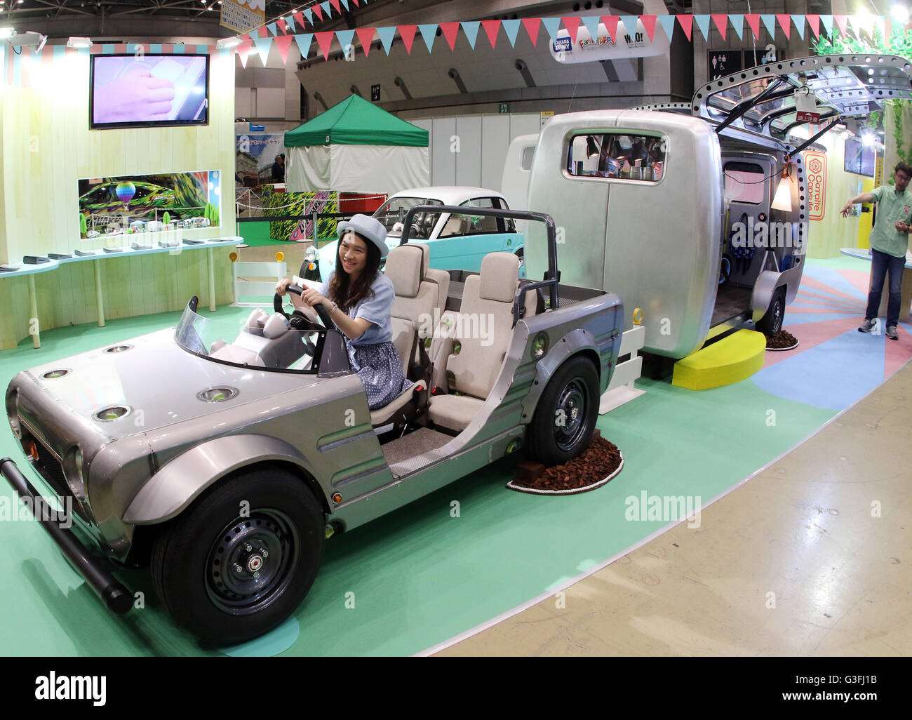 Tokyo, Giappone. Decimo Giugno, 2016. In Giappone il gigante auto Toyota Motor visualizza un modello concettuale di un rimorchio per i bambini "capsula Camatte', che può essere customeized per i bambini e i loro genitori come Toyota esibivano vari tipi di Camatte concetto di veicoli per bambini presso l annuale Tokyo Toy Show di Tokyo il Venerdì, 10 giugno 2016. Alcuni 160.000 persone si aspettano di visitare la quattro giorni di toy trade show. © Yoshio Tsunoda/AFLO/Alamy Live News Foto Stock