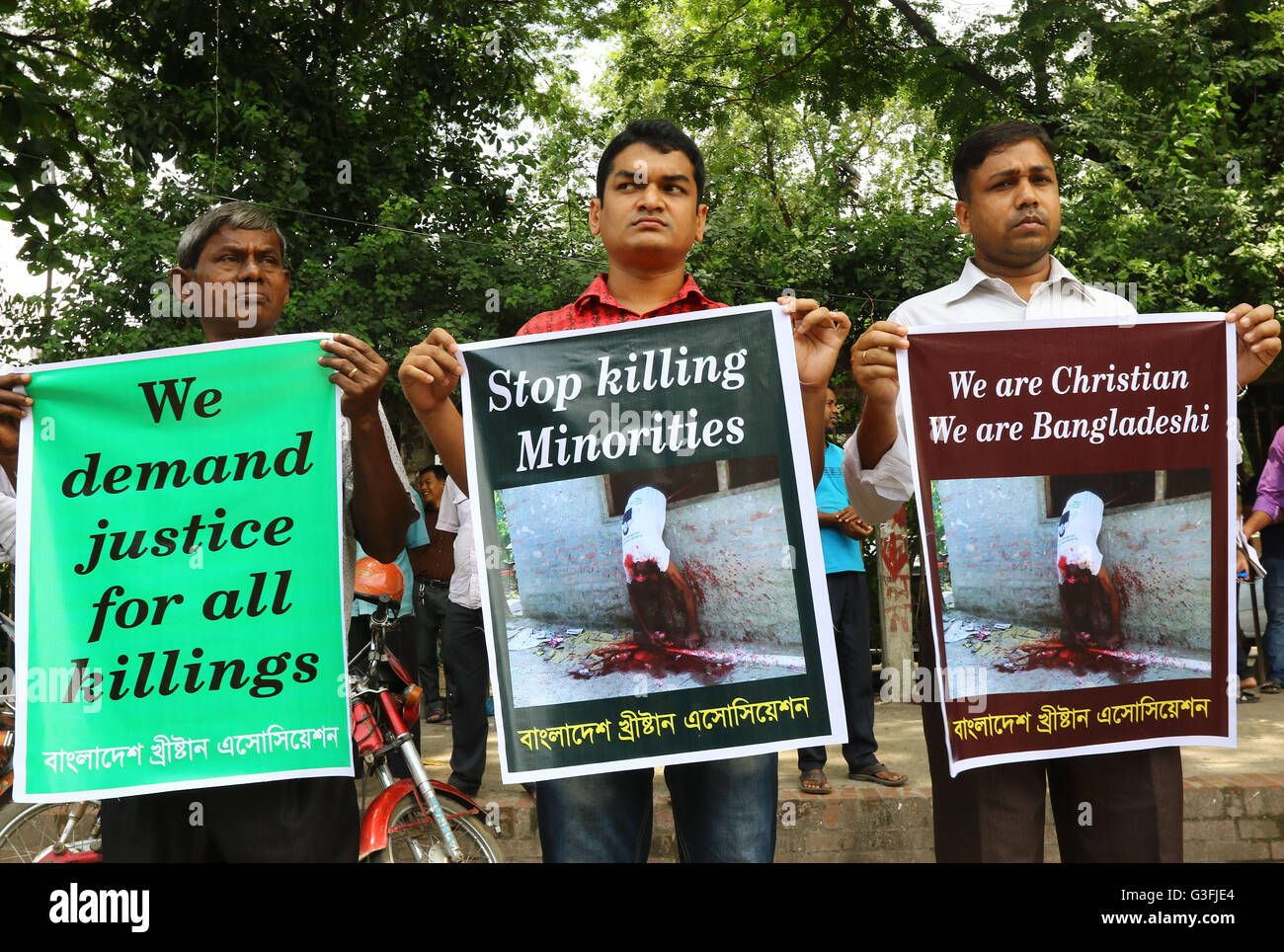 Dacca in Bangladesh - 08 giugno: Bangladesh associazione cristiana organizza una manifestazione di protesta di fronte National Press Club contro l uccisione di Sunil Gomes e altri, Dhaka, Bangladesh. Gli utenti malintenzionati non identificato assassinato il 65-anno-vecchio Sunil Gomes nel villaggio di Bonpara, sede di una delle più antiche comunità cristiane a maggioranza musulmana nel Bangladesh. "Sunil Gomes fu violato a morte presso il suo negozio di alimentari proprio nei pressi di una chiesa a Bonpara village", ha detto Shafiqul Islam, vice capo della polizia di quartiere natore. Foto Stock