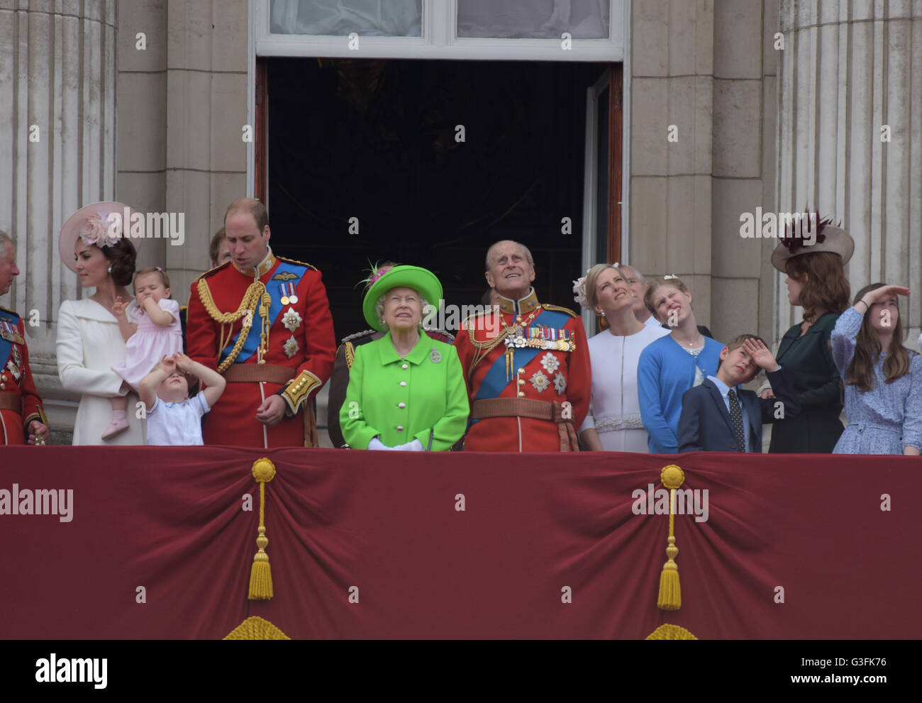 Londra, Regno Unito. 11 Giugno, 2016. Trooping il colore, Queens compleanno sfilata di Londra. La regina Elisabetta II e il Principe Filippo Duca di Edimburgo warch il credito flypast: MARTIN DALTON/Alamy Live News Foto Stock