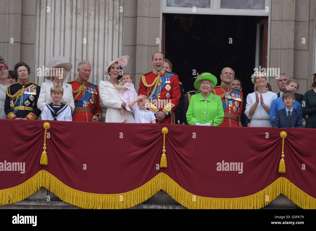 Londra, Regno Unito. 11 Giugno, 2016. Trooping il colore, Queens compleanno sfilata di Londra. La famiglia reale guarda il credito flypast: MARTIN DALTON/Alamy Live News Foto Stock