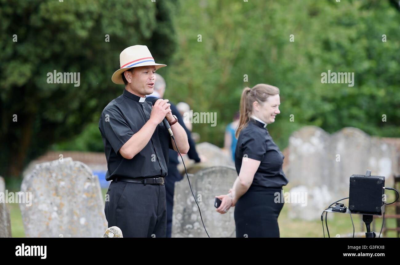 Ditchling, Sussex, Regno Unito. 11 Giugno, 2016. I residenti di Ditchling nel Sussex godere di una strada party organizzato dalla chiesa del villaggio per celebrare il Queens novantesimo compleanno . Feste di strada e le celebrazioni si svolgono in tutta la Gran Bretagna questo weekend Credito: Simon Dack/Alamy Live News Foto Stock