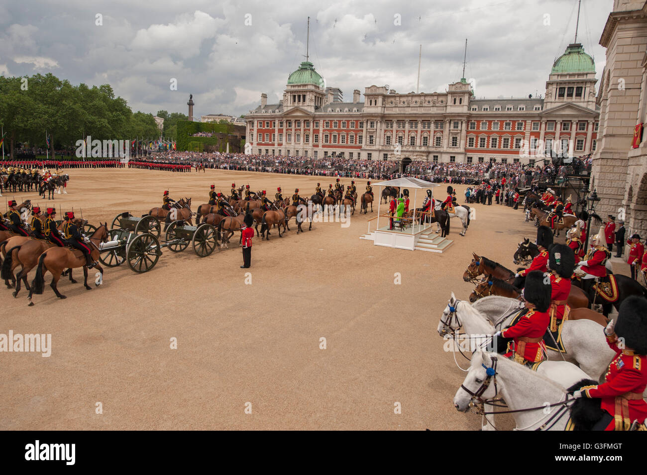 Londra, Regno Unito. 11 Giugno 2016. La regina Elisabetta II si fa salutare e ispeziona la sfilata alla Parata di compleanno della regina di quest'anno, che si tiene il secondo sabato di giugno per celebrare il compleanno ufficiale di sua Maestà. La Parata di compleanno della Regina, più conosciuta come Trooping the Color, è quando il colore della Regina è "Trooped" davanti a sua Maestà la Regina e a tutti i Colonelli reali. La parata termina con un grande passato di volo RAF. Credit: Malcolm Park/Alamy Live News. Foto Stock