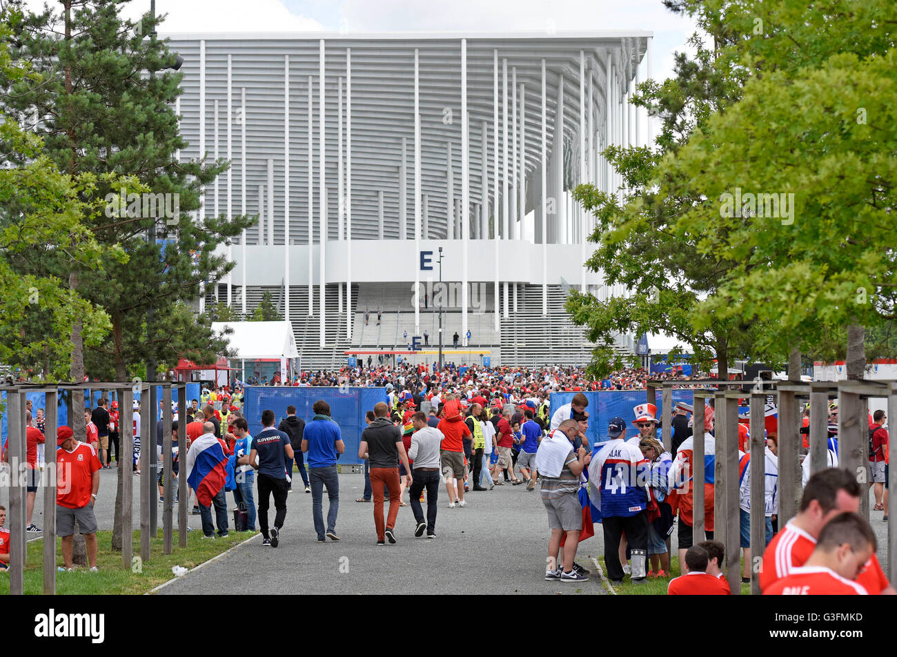 Bordeaux, Francia. 11 Giugno, 2016. Euro 2016 - Galles v Slovacchia : Slovacco e il Gallese i tifosi di calcio andando a Stade de Bordeaux stadium di Bordeaux in Francia questo pomeriggio precedendo di kick off. Credito: Phil Rees/Alamy Live News Foto Stock Bordeaux, Francia. 11 Giugno, 2016. Euro 2016 - Galles v Slovacchia : Slovacco e il Gallese i tifosi di calcio andando a Stade de Bordeaux stadium di Bordeaux in Francia questo pomeriggio precedendo di kick off. Credito: Phil Rees/Alamy Live News Foto Stock