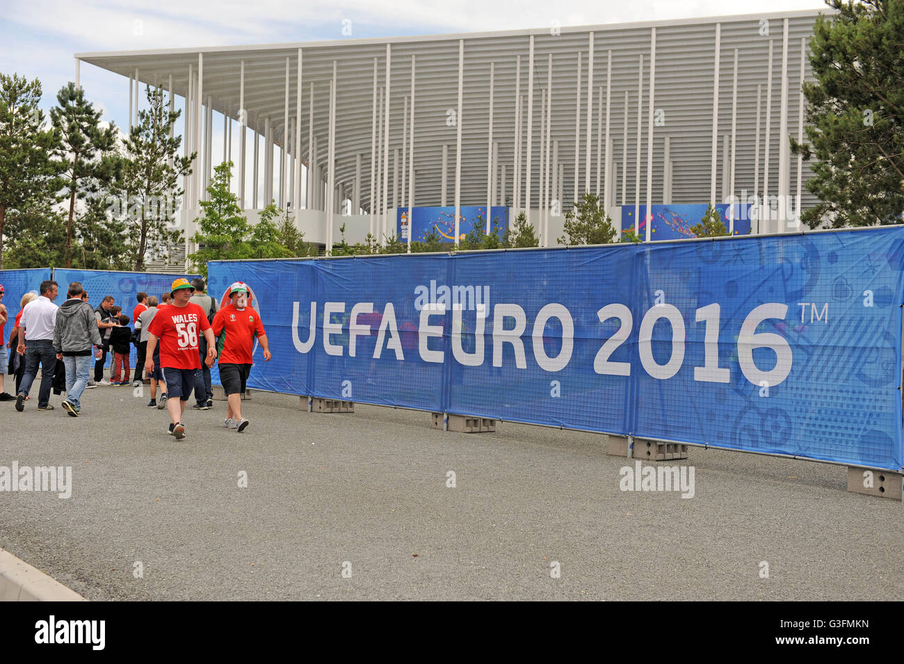 Bordeaux, Francia. 11 Giugno, 2016. Euro 2016 - Galles v Slovacchia : Welsh i tifosi di calcio al di fuori del Stade de Bordeaux stadium di Bordeaux in Francia questo pomeriggio precedendo di kick off. Credito: Phil Rees/Alamy Live News Foto Stock Bordeaux, Francia. 11 Giugno, 2016. Euro 2016 - Galles v Slovacchia : Welsh i tifosi di calcio al di fuori del Stade de Bordeaux stadium di Bordeaux in Francia questo pomeriggio precedendo di kick off. Credito: Phil Rees/Alamy Live News Foto Stock