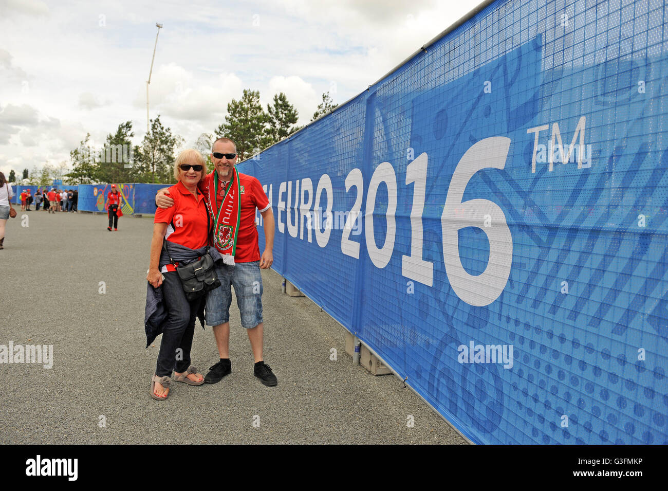 Bordeaux, Francia. 11 Giugno, 2016. Euro 2016 - Galles v Slovacchia : Welsh i tifosi di calcio in alta spiriti al di fuori del Stade de Bordeaux stadium di Bordeaux in Francia questo pomeriggio precedendo di kick off. Credito: Phil Rees/Alamy Live News Foto Stock Bordeaux, Francia. 11 Giugno, 2016. Euro 2016 - Galles v Slovacchia : Welsh i tifosi di calcio in alta spiriti al di fuori del Stade de Bordeaux stadium di Bordeaux in Francia questo pomeriggio precedendo di kick off. Credito: Phil Rees/Alamy Live News Foto Stock