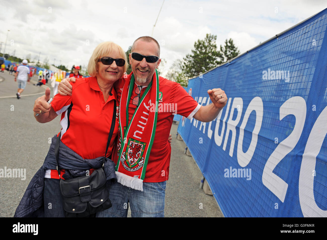 Bordeaux, Francia. 11 Giugno, 2016. Euro 2016 - Galles v Slovacchia : Welsh i tifosi di calcio in alta spiriti al di fuori del Stade de Bordeaux stadium di Bordeaux in Francia questo pomeriggio precedendo di kick off. Credito: Phil Rees/Alamy Live News Foto Stock Bordeaux, Francia. 11 Giugno, 2016. Euro 2016 - Galles v Slovacchia : Welsh i tifosi di calcio in alta spiriti al di fuori del Stade de Bordeaux stadium di Bordeaux in Francia questo pomeriggio precedendo di kick off. Credito: Phil Rees/Alamy Live News Foto Stock