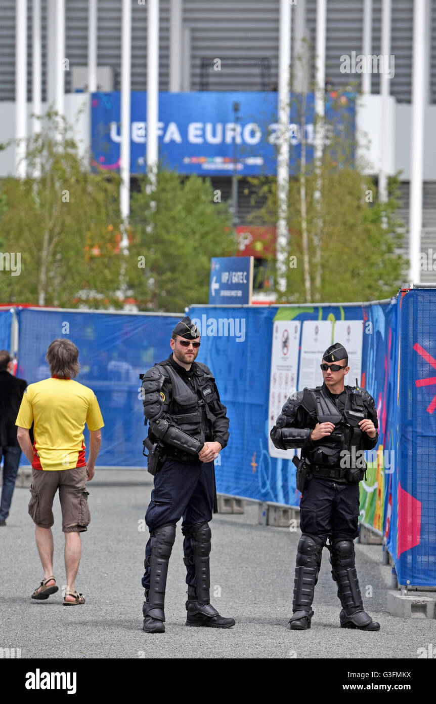 Bordeaux, Francia. 11 Giugno, 2016. Euro 2016 - Galles v Slovacchia : polizia francese posizionarsi al di fuori del Stade de Bordeaux stadium di Bordeaux in Francia questo pomeriggio precedendo di kick off. Credito: Phil Rees/Alamy Live News Foto Stock