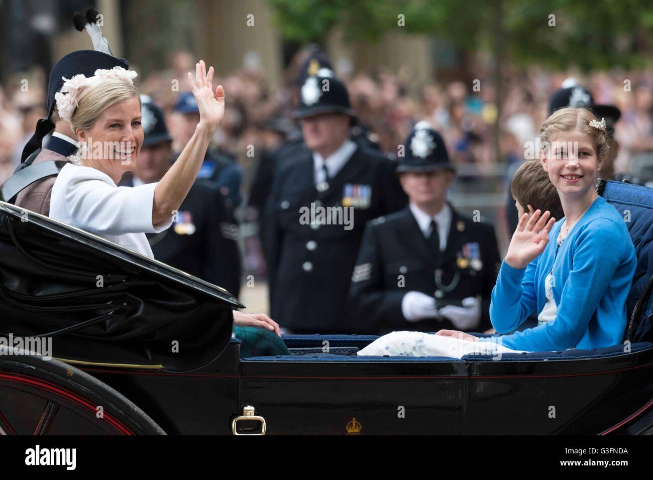 Londra, Lady Louise Windsor sono visto su un carrello voce per la Queen's novantesimo compleanno a Londra. 11 Giugno, 2016. La Gran Bretagna è Sophie, Contessa di Wessex (L), e la signora Louise Windsor sono visto su un carrello voce per la Queen's novantesimo compleanno a Londra, in Gran Bretagna il 11 giugno 2016. Credito: Ray codolo/Xinhua/Alamy Live News Foto Stock