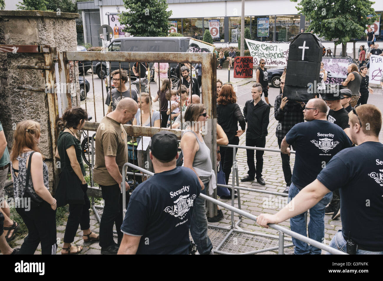 Berlin, Berlin, Germania. 11 Giugno, 2016. Gli attivisti tenere una bara fatta di carta nell'aria all'ingresso della struttura che ha ottenuto da parte di privati di guardie di sicurezza durante la protesta dei residenti contro il progetto di costruzione Carre Sama-Riga in Rigaer Straße 71-73 in Berlin Friedrichshain. Molte delle case sulla strada sono protetti come edifici storici, anche se alcune delle vecchie case hanno trasformato in squat. I dimostranti la domanda di alloggi economici invece di lusso e revisionati. © Jan Scheunert/ZUMA filo/Alamy Live News Foto Stock