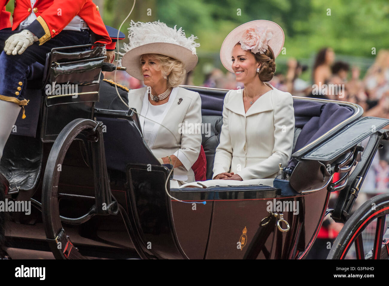 Londra, Regno Unito. 11 Giugno, 2016. La duchesse di Cambridge e Cornwall passare giù il mall - Queens novantesimo compleanno è stato celebrato dalla tradizione Trooping il colore come pure una flottiglia sul fiume Tamigi. Credito: Guy Bell/Alamy Live News Foto Stock