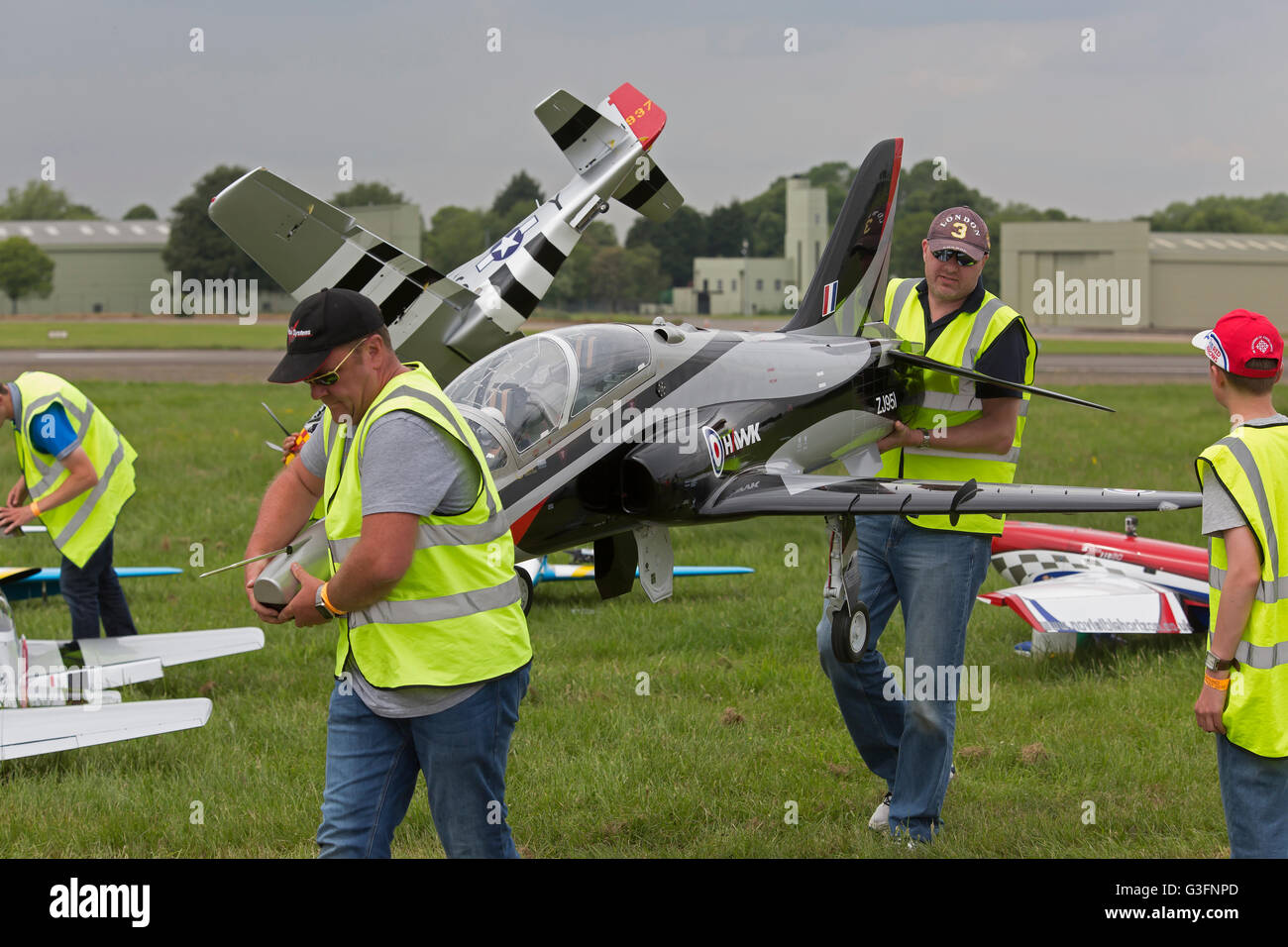 Biggin Hill, Regno Unito. 11 giugno 2016. Aereo modello essendo portati via dopo un display a Biggin Hill Festival di credito Fligh: Keith Larby/Alamy Live News Foto Stock