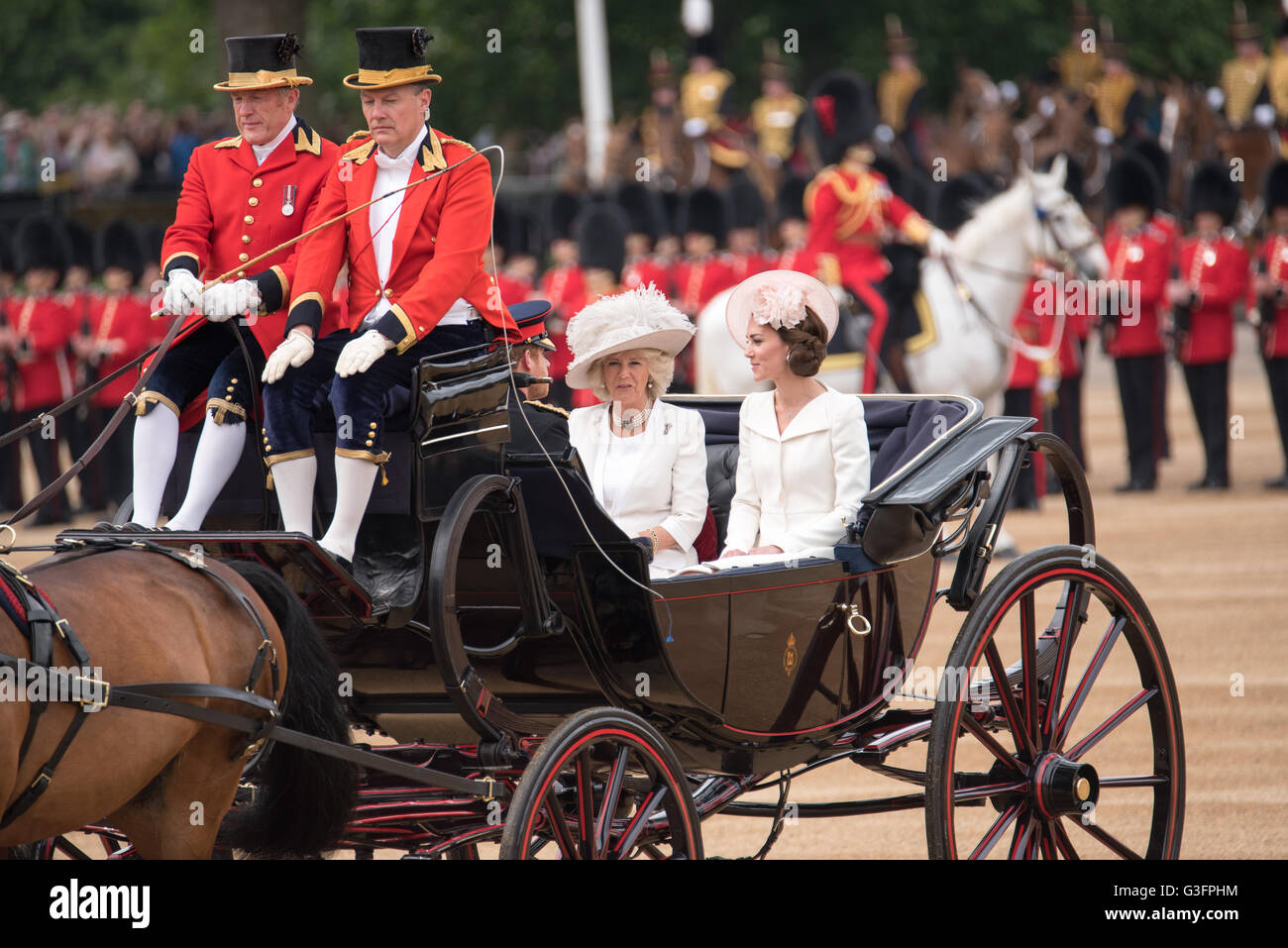 Londra, Regno Unito. 11 Giugno, 2016. Di SUA ALTEZZA REALE IL PRINCIPE DI GALLES la duchessa di Cornovaglia e HRH la Duchessa di Cambridge arriva per il compleanno di Queens Parade Credito: Ian Davidson/Alamy Live News Foto Stock
