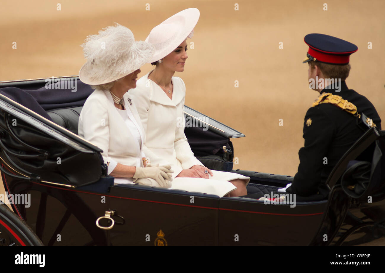 Horse Guards Parade, Londra, Regno Unito. 11 Giugno 2016. La regina Elisabetta II si fa salutare e ispeziona la sfilata alla Parata di compleanno della regina di quest'anno, più conosciuta come Trooping the Color, che si tiene il secondo sabato di giugno per celebrare il compleanno ufficiale di sua Maestà. Credit: Malcolm Park/Alamy Live News. Foto Stock