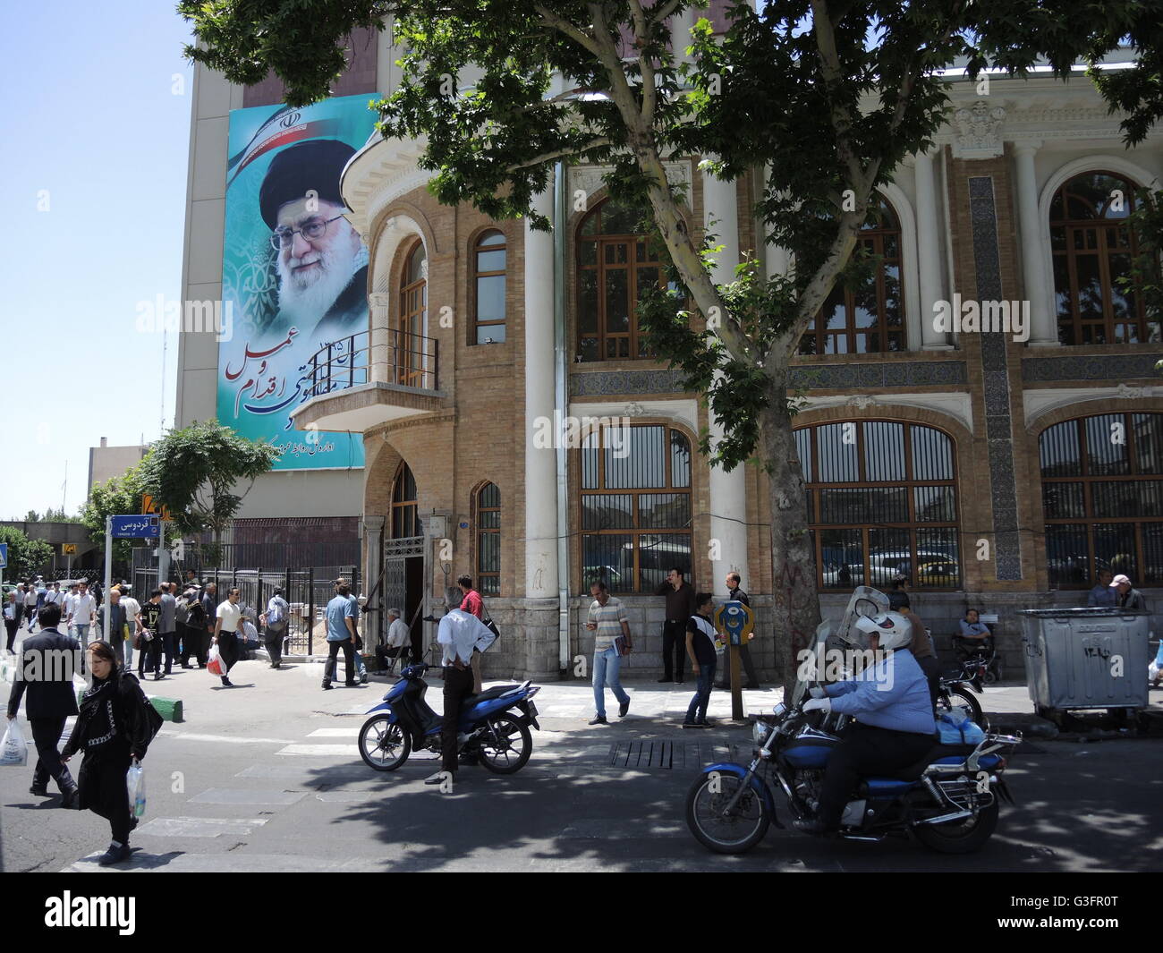 Un ritratto di Ali Chamenei, leader supremo dell'Iran dal 1989, che ha l'ultima parola in tutte le questioni strategiche ed è de facto il capo dello Stato in base alla costituzione, è dipinto sul muro di una casa a Teheran, Iran, 28 maggio 2016. Foto: Joerg Schurig/dpa Foto Stock