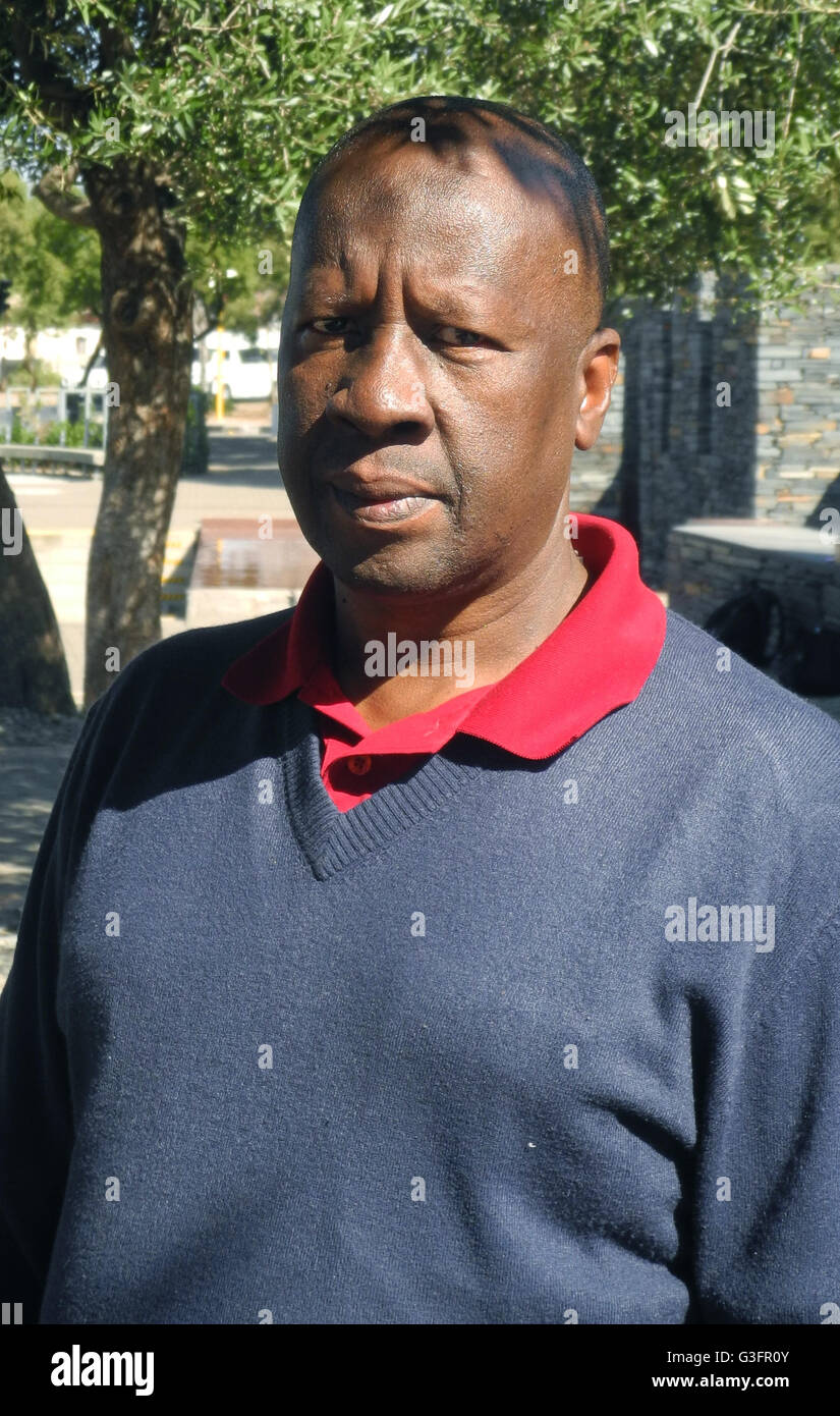 Oupa Moloto, dimostrante durante le proteste del 1976, stando in piedi sui motivi di Hector Pieterson museum di Soweto a Johannesburg, Sud Africa, 24 maggio 2016. Il 16 giugno 1976, 12-anno-vecchio Hector è stato girato da poliziotti. 15.000 studenti hanno manifestato contro la introduzione di afrikaans come lingua ufficiale presso le scuole in Sud Africa. Afrikaans utilizzato per essere la lingua del bianco, la soppressa la popolazione nera era difficilmente in grado di parlare di esso e previsto ulteriore discriminazione. Le proteste a livello nazionale ha iniziato a Soweto. Foto: JULIA NAUE/dpa Foto Stock