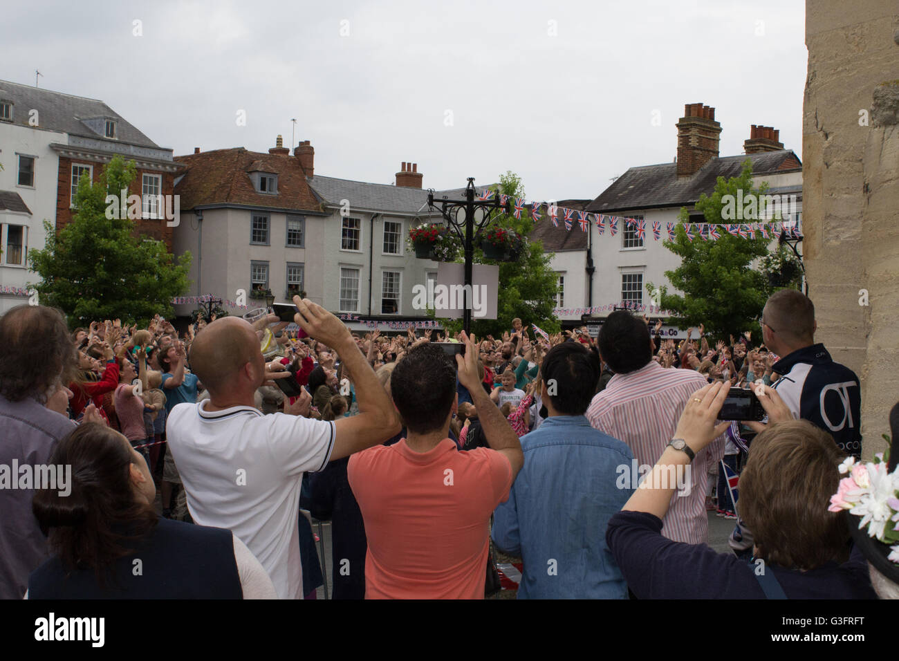 Abingdon-on-Thames, Oxfordshire, Regno Unito. 11 Giugno, 2016. La folla si radunano in Abingdon per la tradizione locale, Royal Bun-Throwing cerimonia per celebrare il novantesimo compleanno di HM la regina. Si ritiene che questo sia il 36th occasione in cui la cerimonia è stata eseguita con 4500 panini gettati in mezzo alla folla dalla parte superiore di Abingdon Town Hall. Credito: Faye Golding-King/Alamy Live News Foto Stock