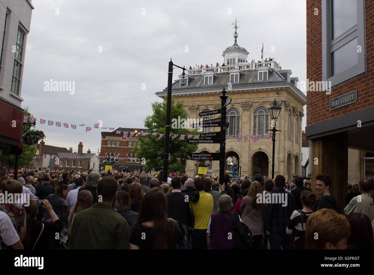 Abingdon-on-Thames, Oxfordshire, Regno Unito. 11 Giugno, 2016. La folla si radunano in Abingdon per la tradizione locale, Royal Bun-Throwing cerimonia per celebrare il novantesimo compleanno di HM la regina. Si ritiene che questo sia il 36th occasione in cui la cerimonia è stata eseguita con 4500 panini gettati in mezzo alla folla dalla parte superiore di Abingdon Town Hall. Credito: Faye Golding-King/Alamy Live News Foto Stock