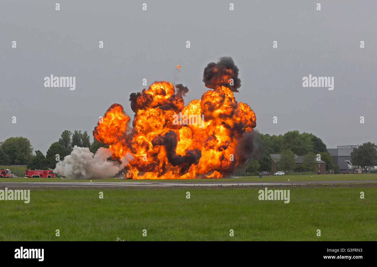 Biggin Hill, Regno Unito. 11 giugno 2016. Pirotecnica sbalorditi le folle a Biggin Hill Festival di credito Fligh: Keith Larby/Alamy Live News Foto Stock