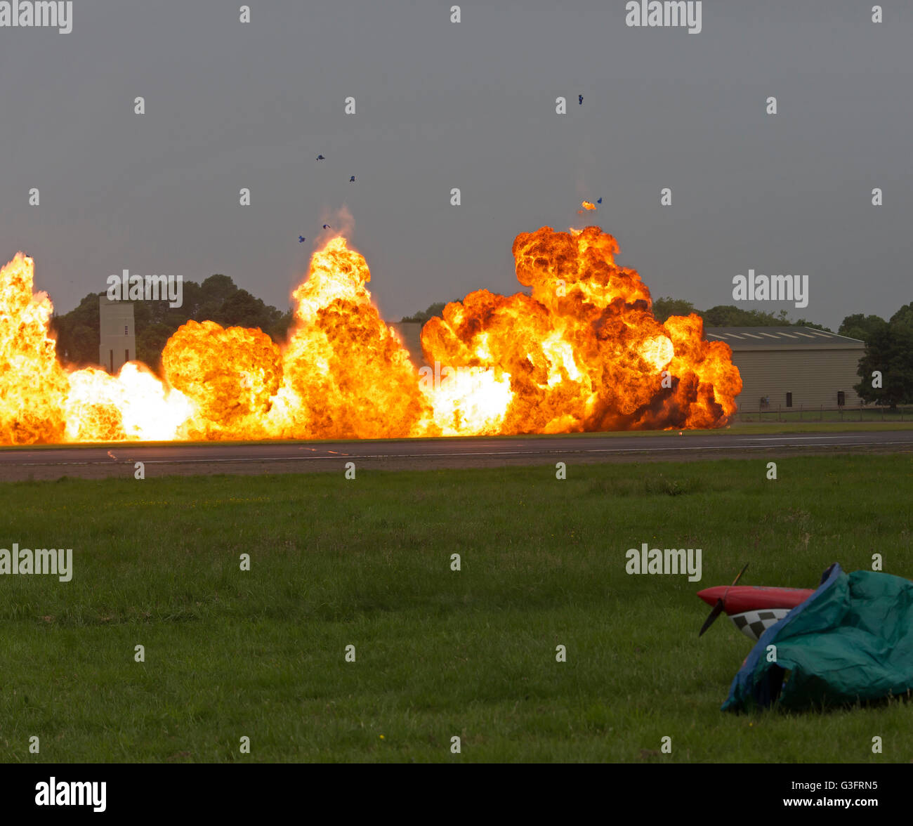 Biggin Hill, Regno Unito. 11 giugno 2016. Pirotecnica sbalorditi le folle a Biggin Hill Festival di credito Fligh: Keith Larby/Alamy Live News Foto Stock