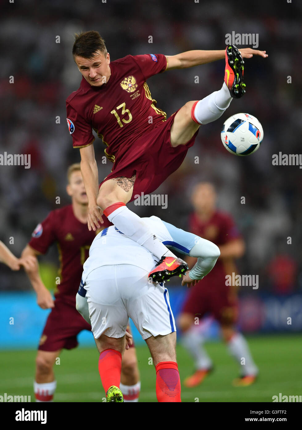 Marseille, Francia. 11 Giugno, 2016. Aleksandr Golovin (parte superiore) della Russia compete durante l'Euro 2016 Gruppo B partita di calcio tra la Russia e l'Inghilterra a Marsiglia, Francia, 11 giugno 2016. © Tao Xiyi/Xinhua/Alamy Live News Foto Stock