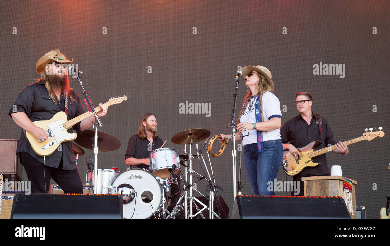 Manchester, Tennessee, Stati Uniti d'America. 11 Giugno, 2016. CHRIS STAPLETON, DEREK MIXON, MORGANE STAPLETON e J.T. Curare (L-R) eseguire live al grande parco dello stadio durante Bonnaroo Music e Arts Festival di Manchester, Tennessee © Daniel DeSlover/ZUMA filo/Alamy Live News Foto Stock