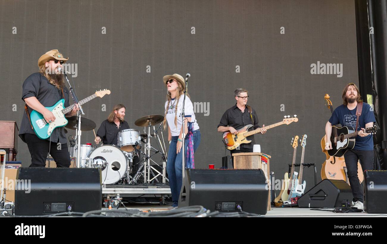 Manchester, Tennessee, Stati Uniti d'America. 11 Giugno, 2016. CHRIS STAPLETON, DEREK MIXON, MORGANE STAPLETON e J.T. Curare (L-R) eseguire live al grande parco dello stadio durante Bonnaroo Music e Arts Festival di Manchester, Tennessee © Daniel DeSlover/ZUMA filo/Alamy Live News Foto Stock