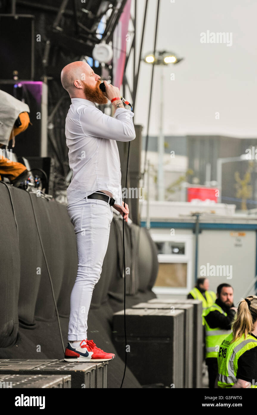 Belfast, Irlanda del Nord. 11 giu 2016 - Michael Papa, il cantante degli irlandesi electronica dance band Le Galaxie, a Belsonic. Credito: Stephen Barnes/Alamy Live News Foto Stock