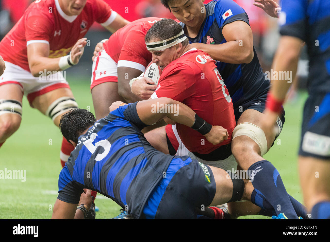 Vancouver, Canada. 11 Giugno, 2016. Canada N0.8 Aaron Carpenter con la palla. Senior internazionale Uomini Rugby - Canada vs Giappone, BC Place Stadium. Punteggio finale vince il Giappone 26-22. Credito: Gerry Rousseau/Alamy Live News Foto Stock