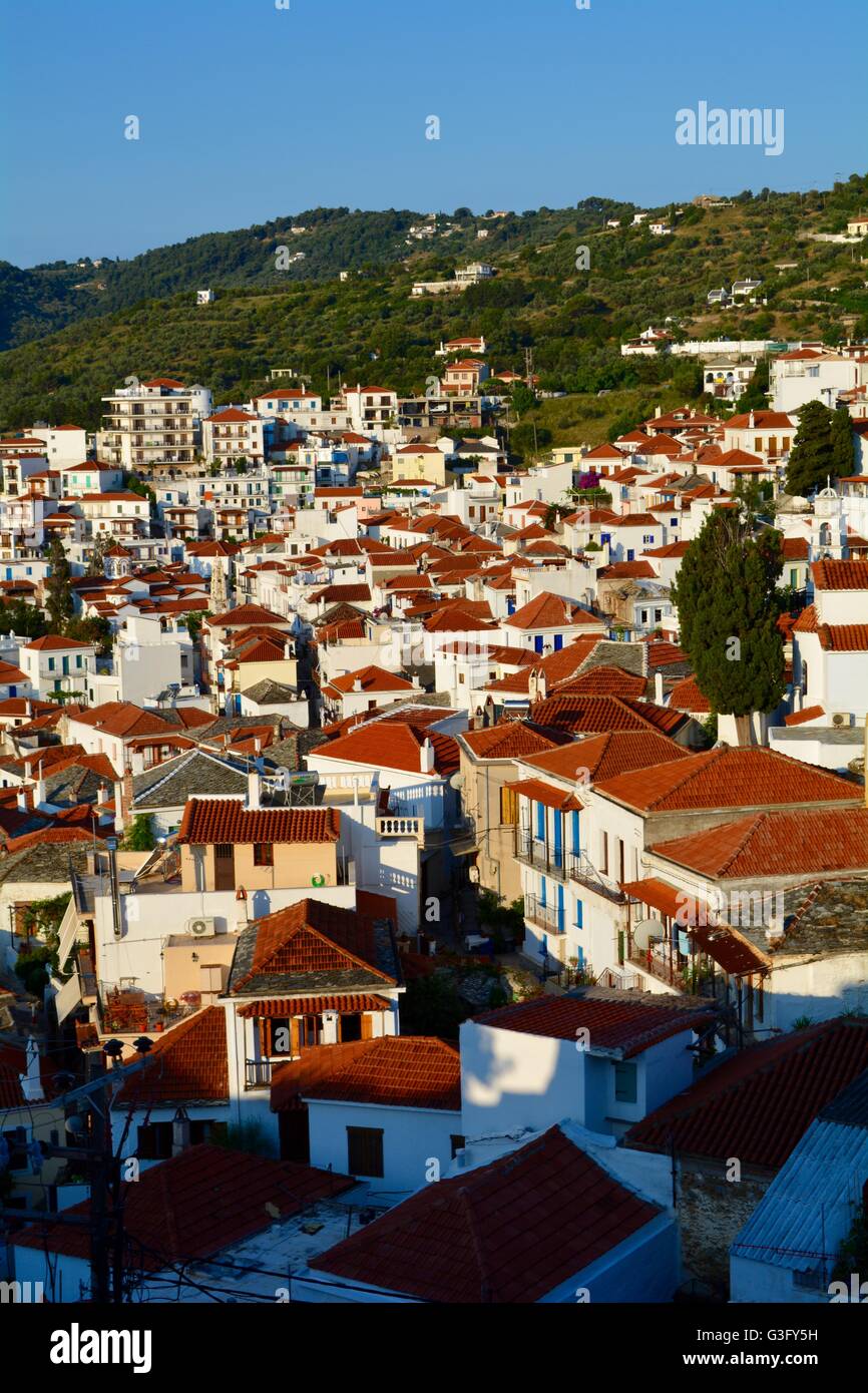 Vista sulla città di Skopelos sull'isola greca di Skopelos Foto Stock