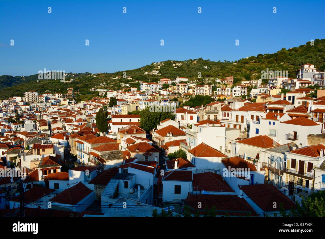 Vista sulla città di Skopelos sull'isola greca di Skopelos Foto Stock