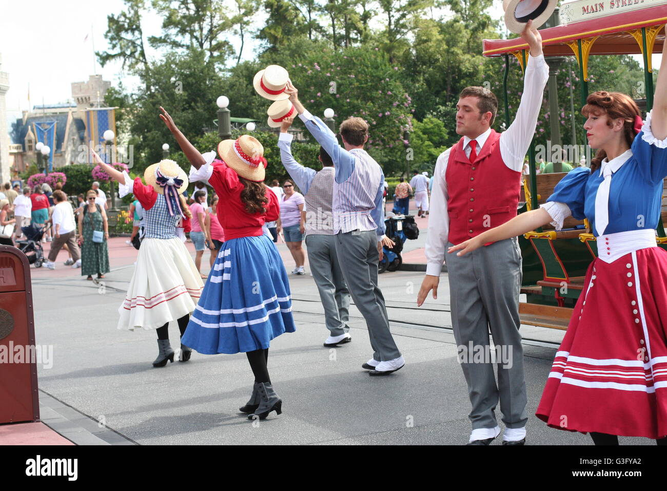 Ballerini, animatori dancing Strada Principale mostra nel Regno Magico di Disney World della Florida, Stati Uniti d'America, divertente concetto, gioia concetto theme park show dal vivo Foto Stock