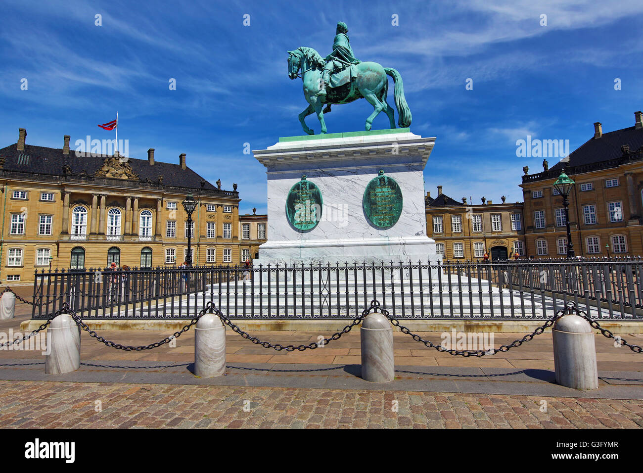 Statua di Re Frederik V presso il Palazzo Amalienborg in Piazza Amalienborg di Copenaghen, Danimarca Foto Stock