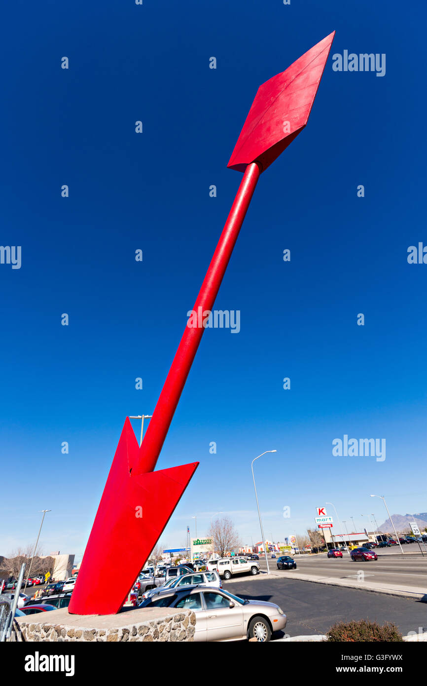 Un gigante rosso scultura freccia trafigge un cielo blu all'Indian Plaza shopping center Dicembre 7, 2015 in Albuquerque, Nuovo Messico. La freccia è stato costruito nel 1961 ed è di 20 piedi di altezza. Foto Stock