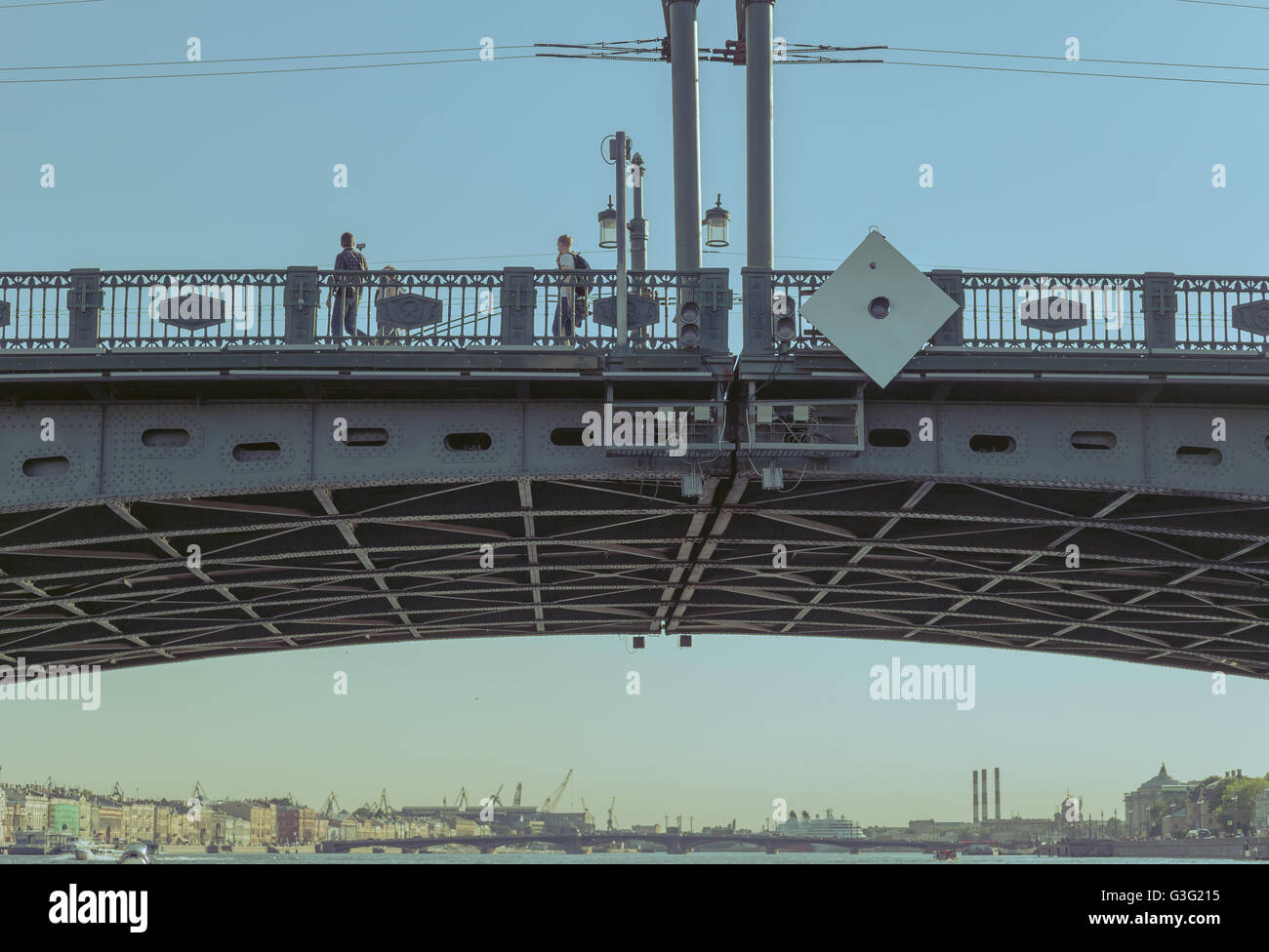 Ponte levatoio oltre il fiume Neva a San Pietroburgo, Russia. Primo piano Foto Stock