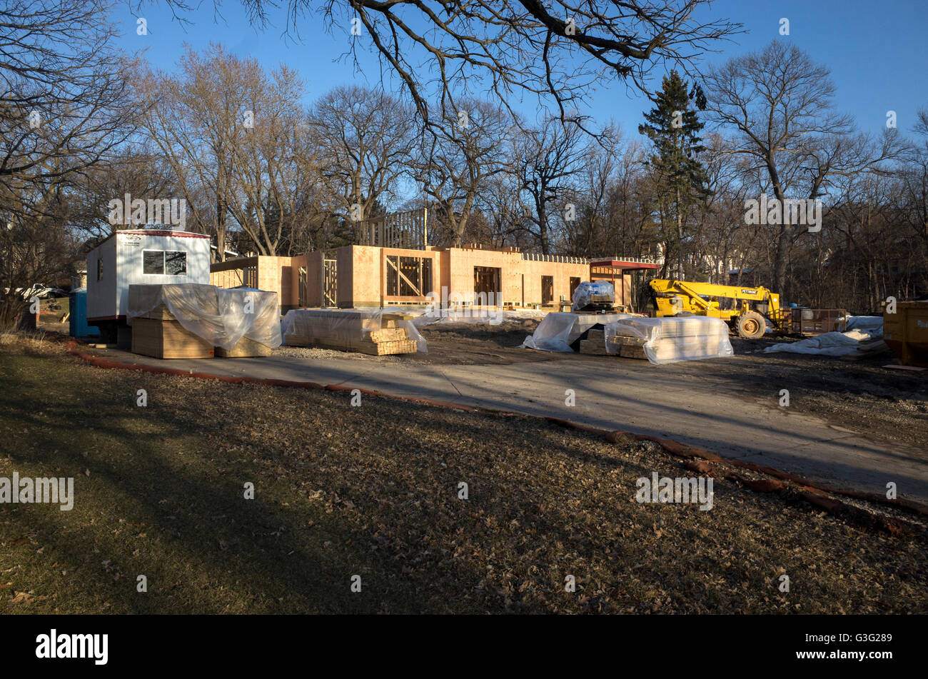 La costruzione di una nuova casa su un lotto di smontaggio. A nord del fiume Mississippi Boulevard, St Paul Minnesota MN USA Foto Stock