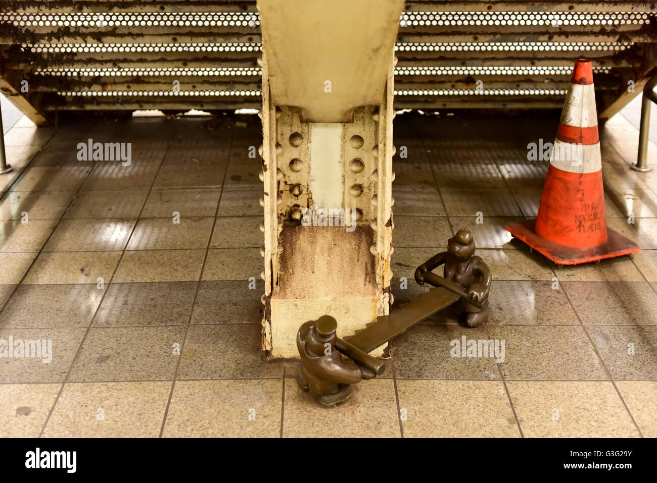 New York - 19 Maggio 2016: vita metropolitana arte di installazione da Tom Otterness nella quattordicesima strada Ottava Avenue stazione in Manhatta Foto Stock
