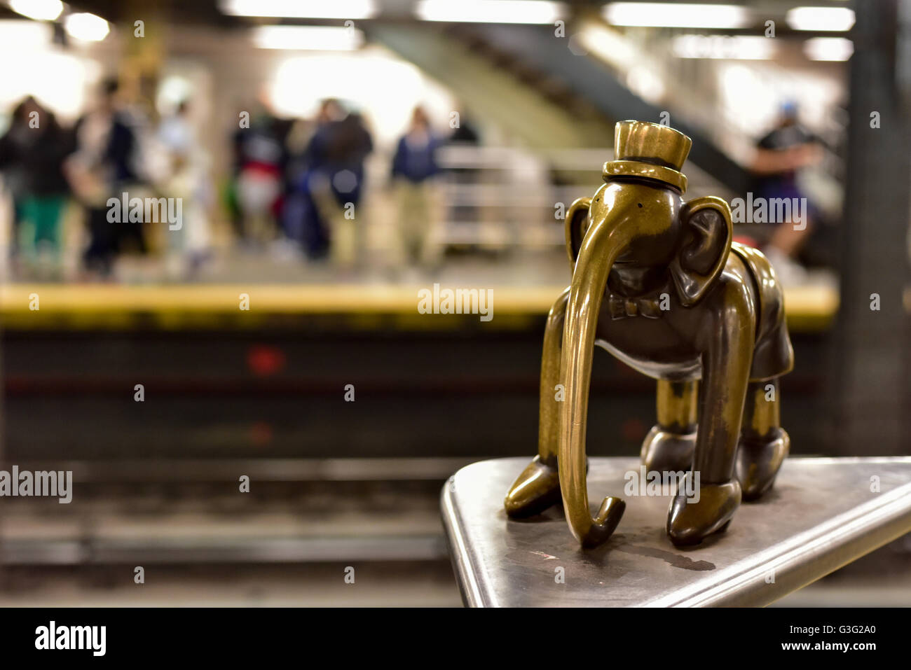 New York - 19 Maggio 2016: vita metropolitana arte di installazione da Tom Otterness nella quattordicesima strada Ottava Avenue stazione in Manhatta Foto Stock