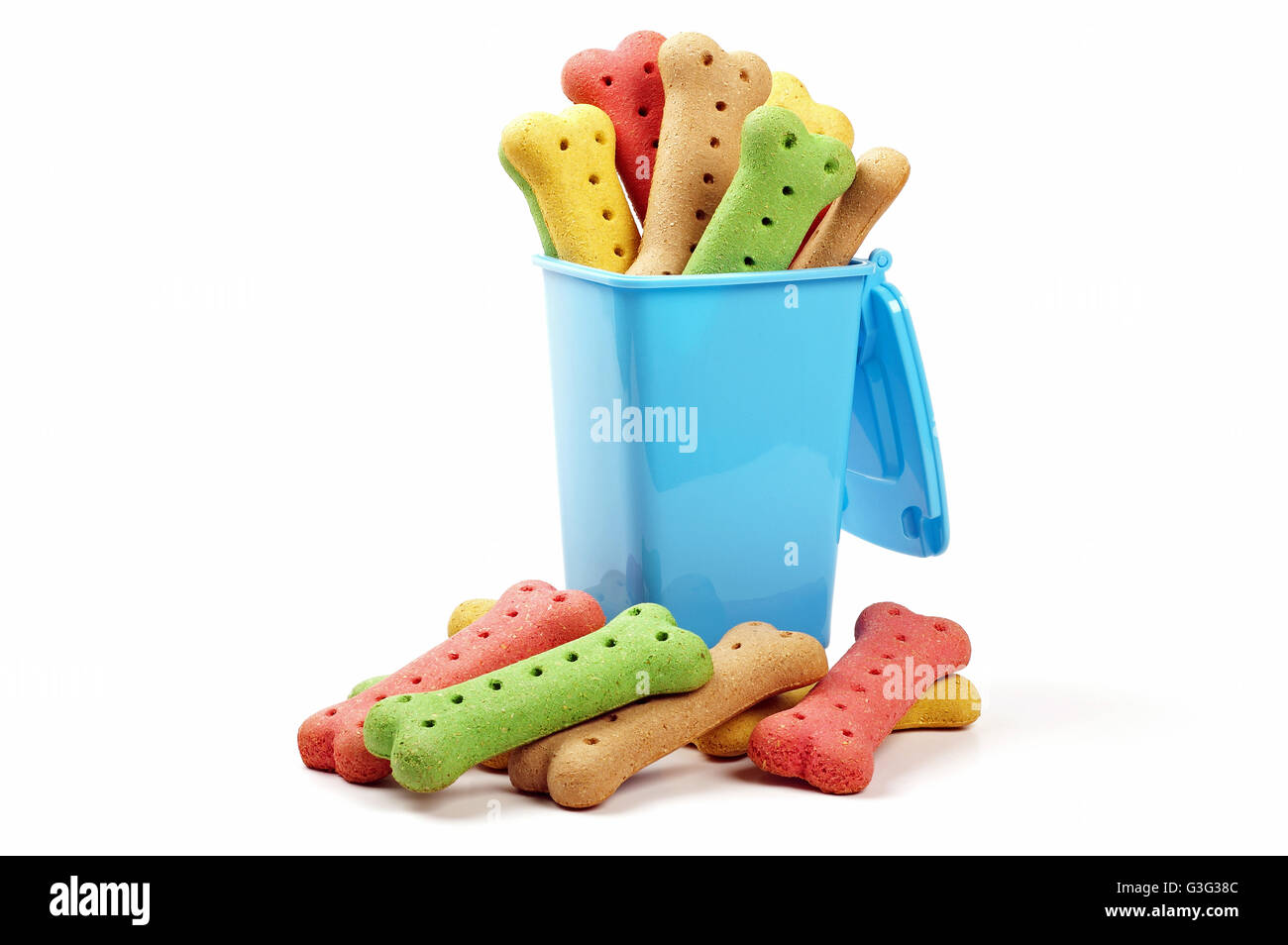 Blue bidone con ruote e biscotti di cane Foto Stock