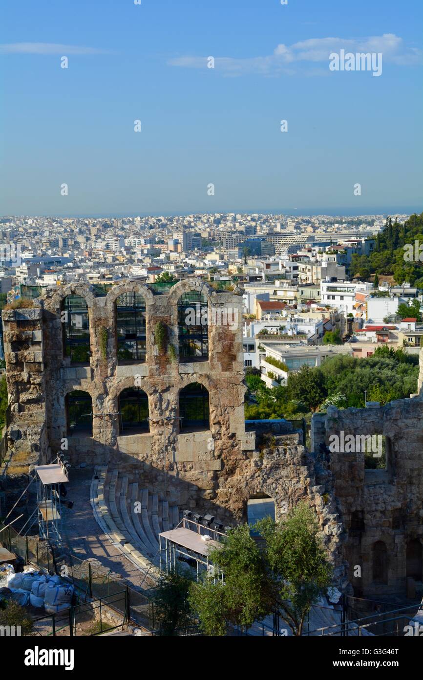Vista di Atene e il teatro di Dionysis dall' Acropoli di Atene in Grecia Foto Stock