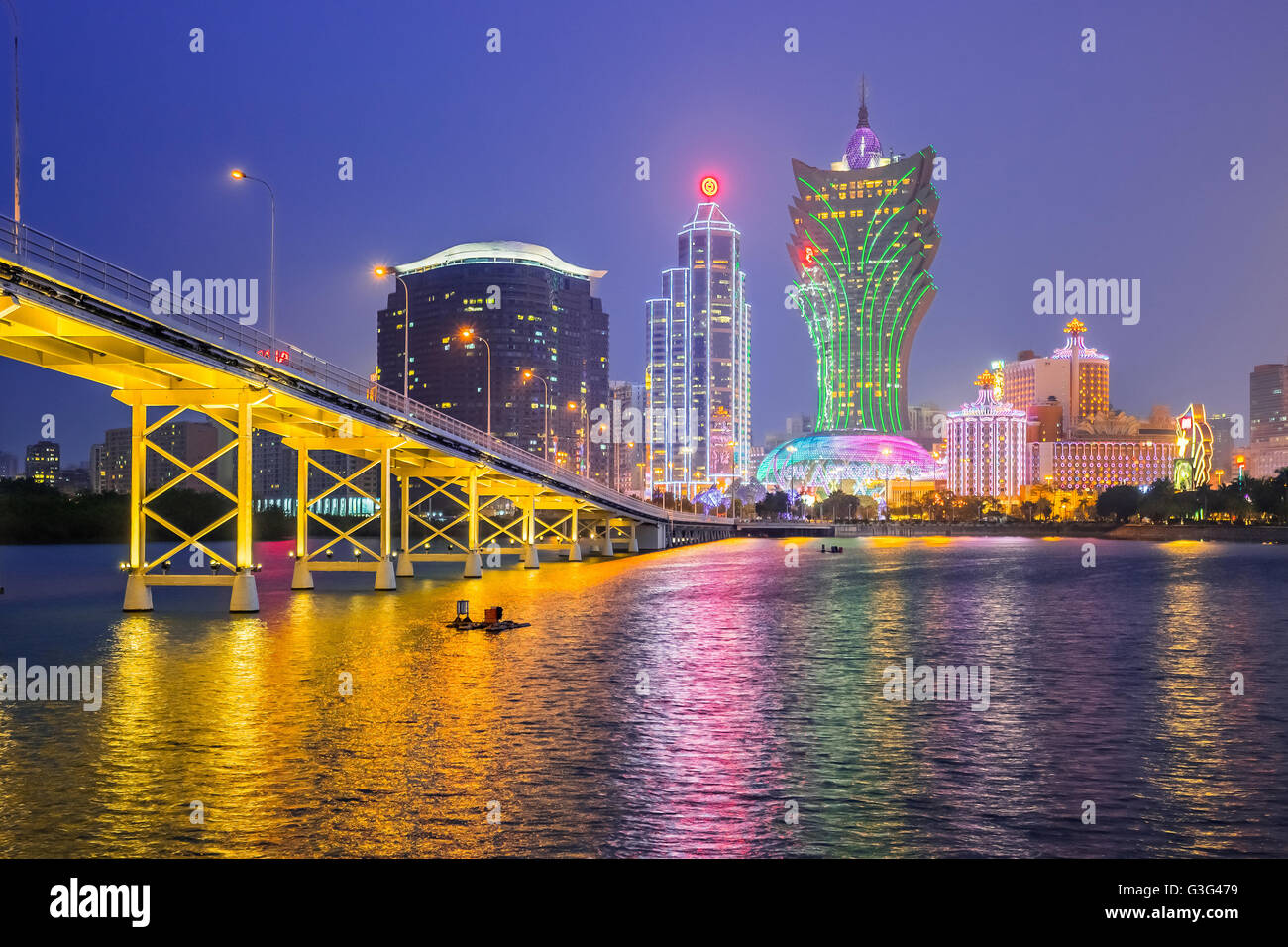 Edificio e lo skyline della città di Macau di notte. Foto Stock