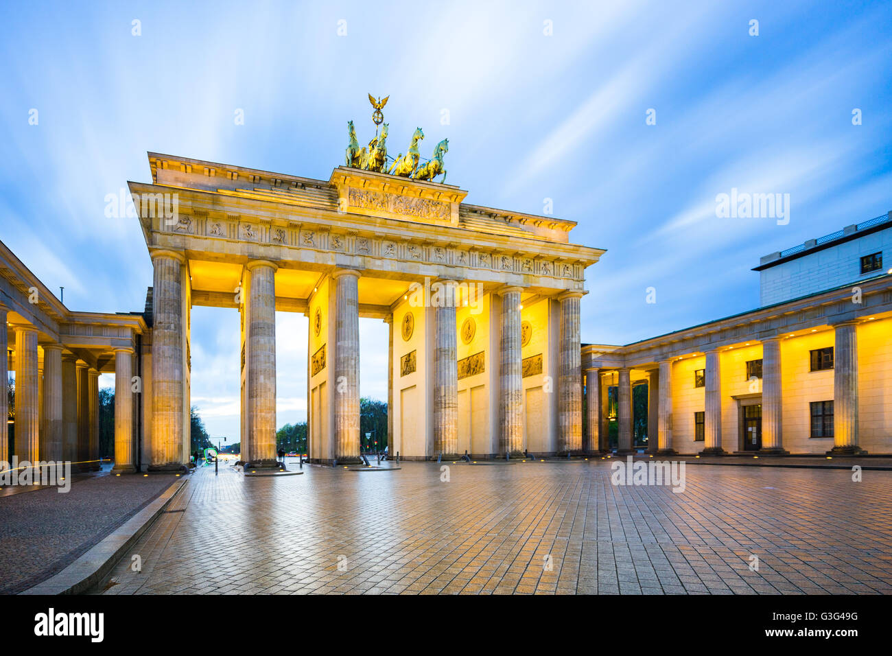 La notte presso la Porta di Brandeburgo a Berlino, Germania. Foto Stock