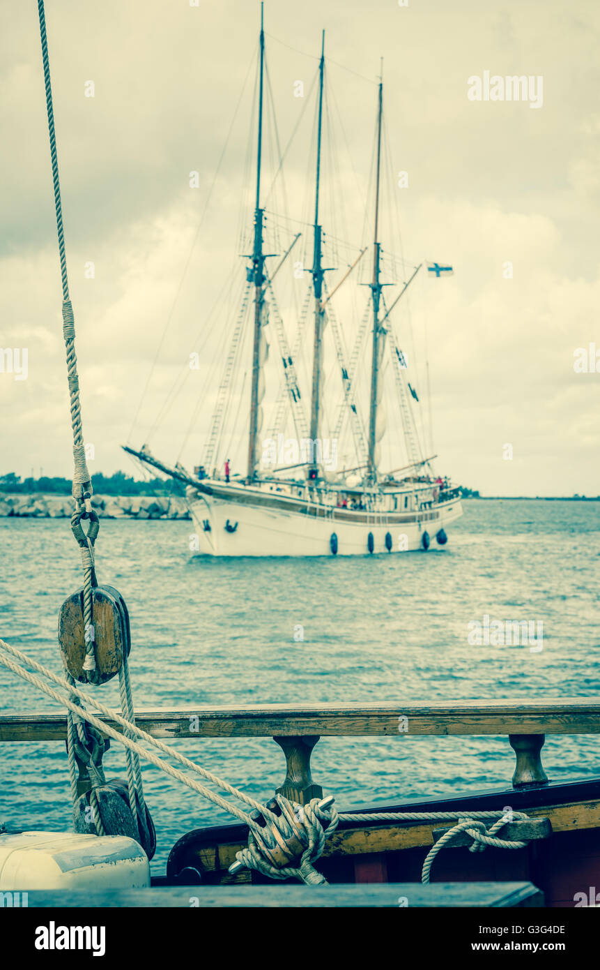 Vecchia barca a vela nel porto, tonificante Foto Stock