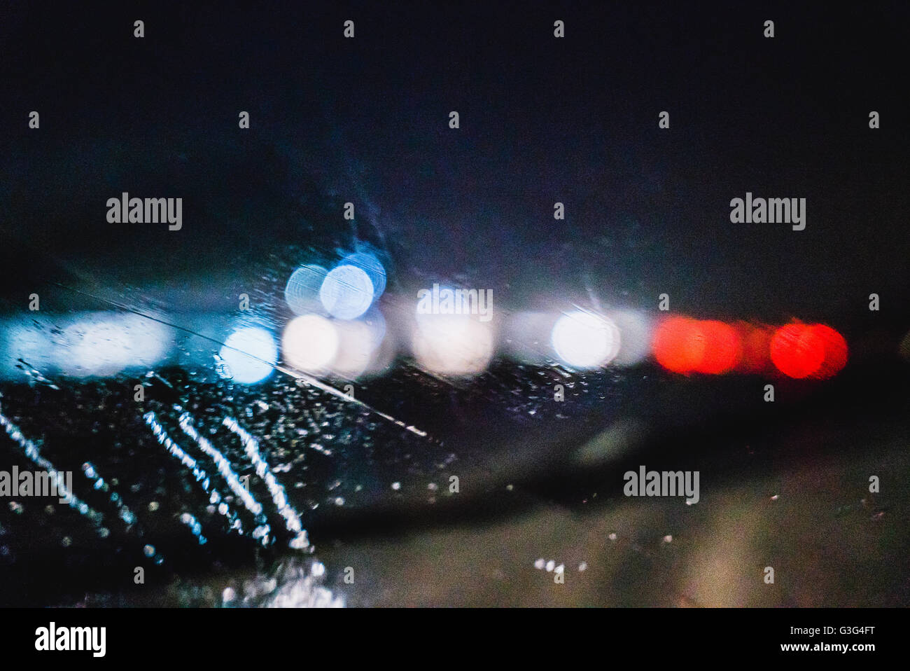 Luci di notte auto Simbolo sfocato per farmaci Foto Stock