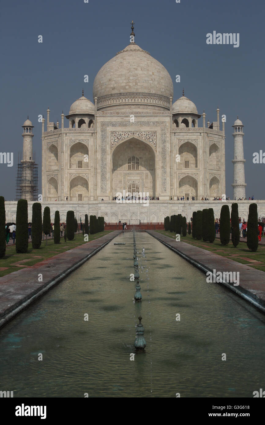 Taj Mahal con un laghetto in primo piano Foto Stock