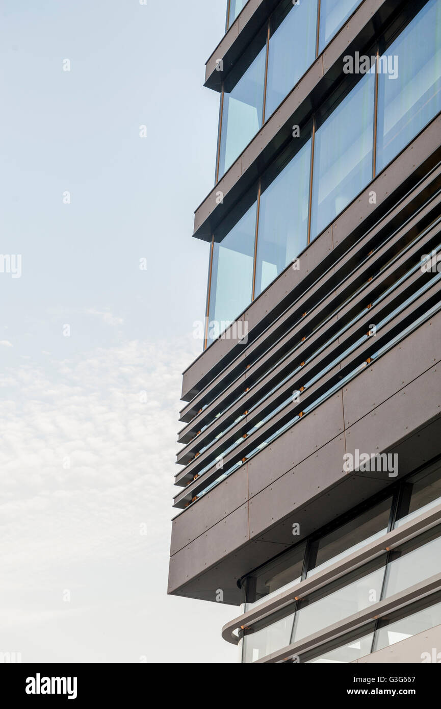 Biblioteca e centro di apprendimento dell'Università di Economia Vienna, Austria, Europa, architettura progettata dall'architetto Zaha Hadid. Dettaglio vista laterale. Foto Stock