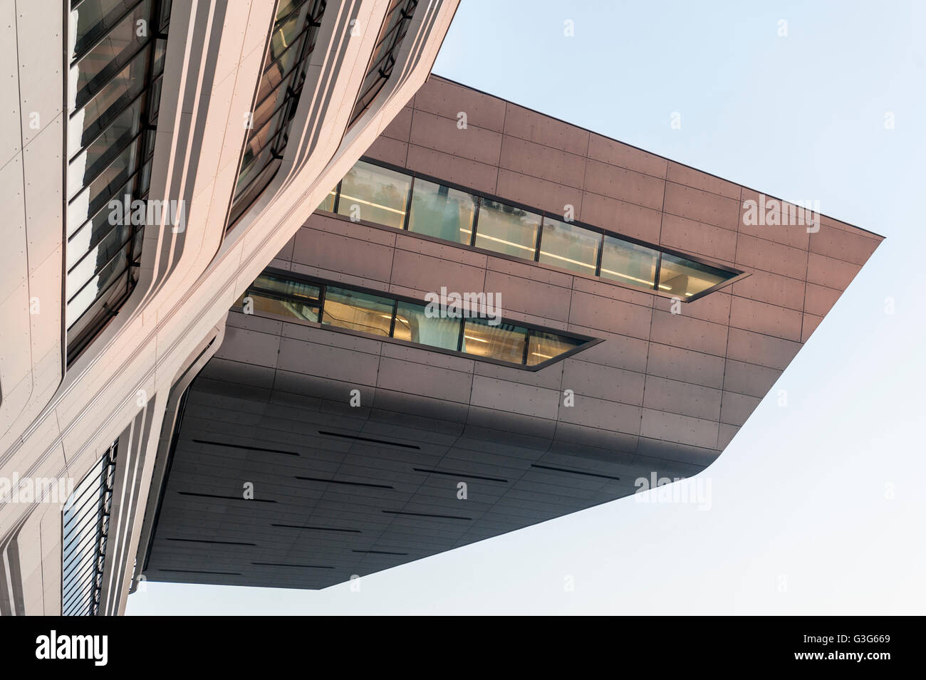 Biblioteca e centro di apprendimento dell'Università di Economia Vienna, Austria, Europa, architettura progettata dall'architetto Zaha Hadid. Dettaglio dell'edificio. Foto Stock