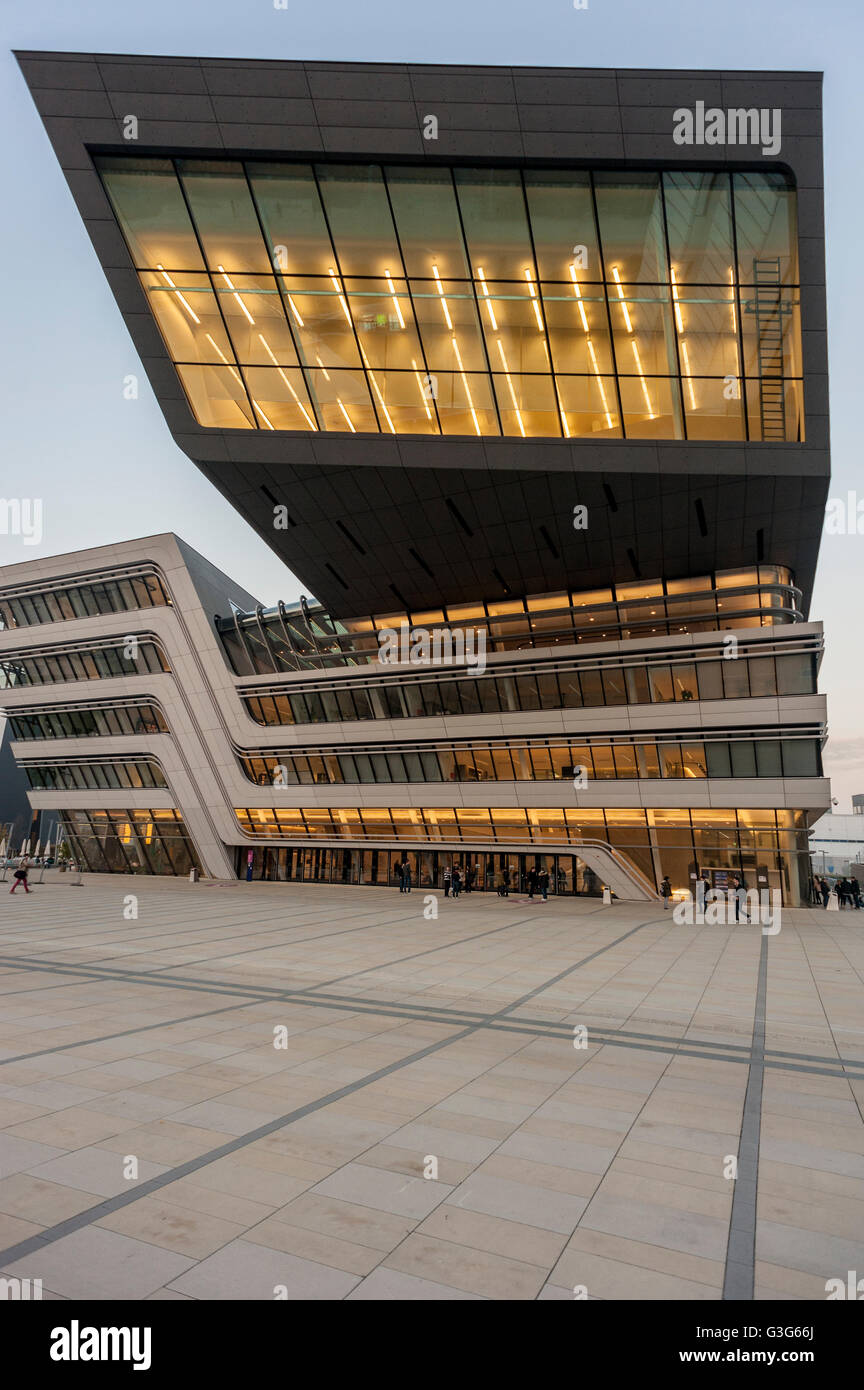 Biblioteca e centro di apprendimento dell'Università di Economia Vienna, Austria, Europa, architettura progettata dall'architetto Zaha Hadid. Foto Stock